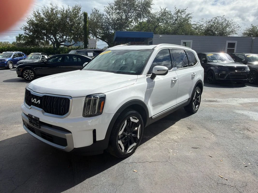 Used 2023 White Kia EX image 1