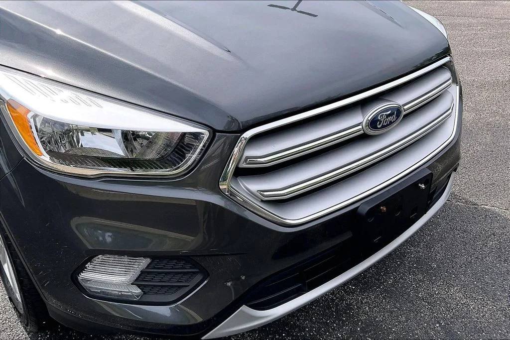Used 2018 Gray Ford SE image 28