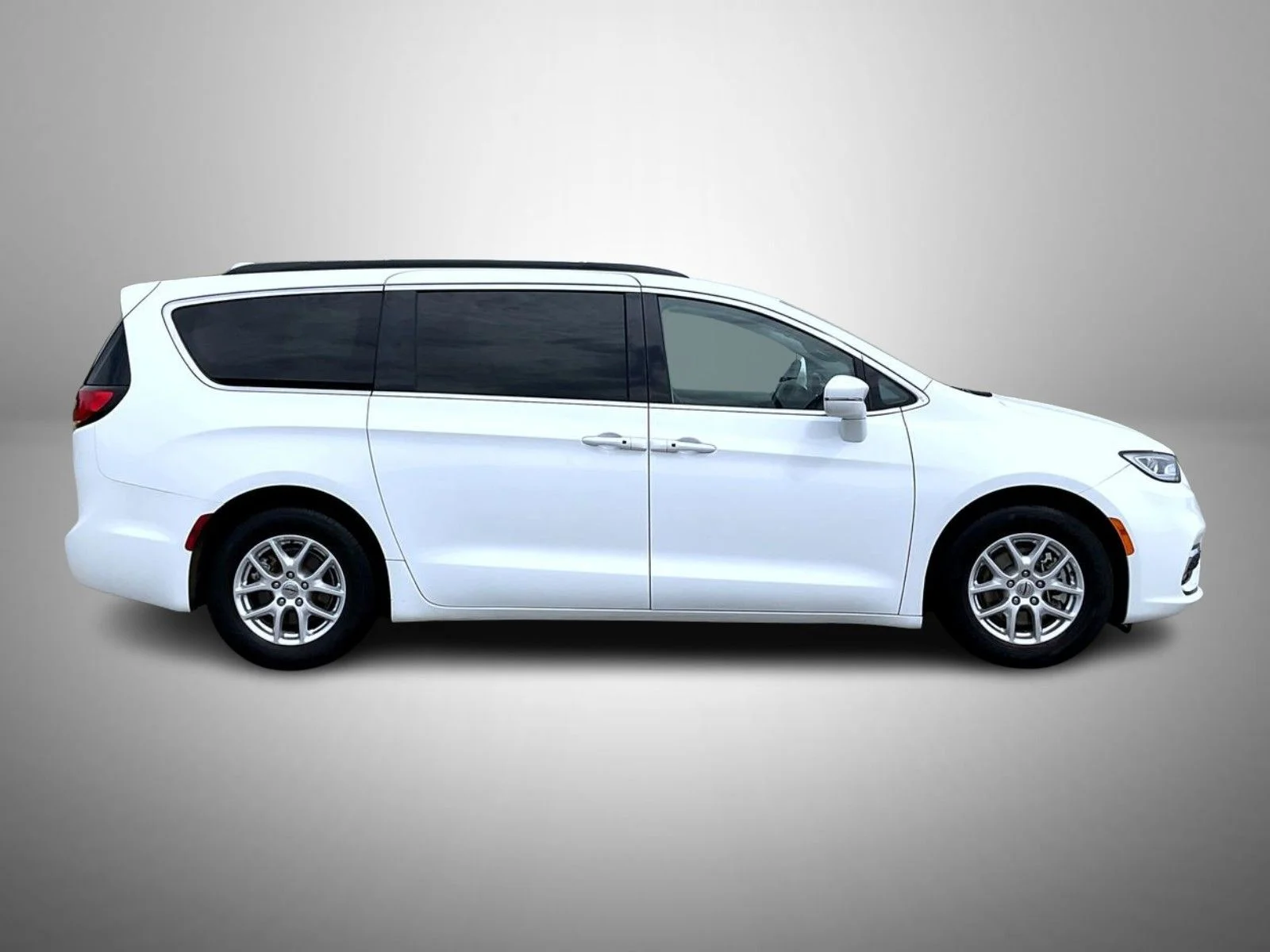 Used 2022 White Chrysler Touring L image 4