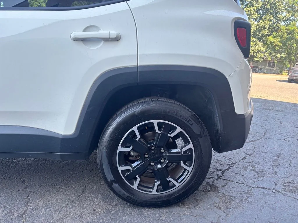 Used 2023 Alpine White Clearcoat Jeep Trailhawk image 9
