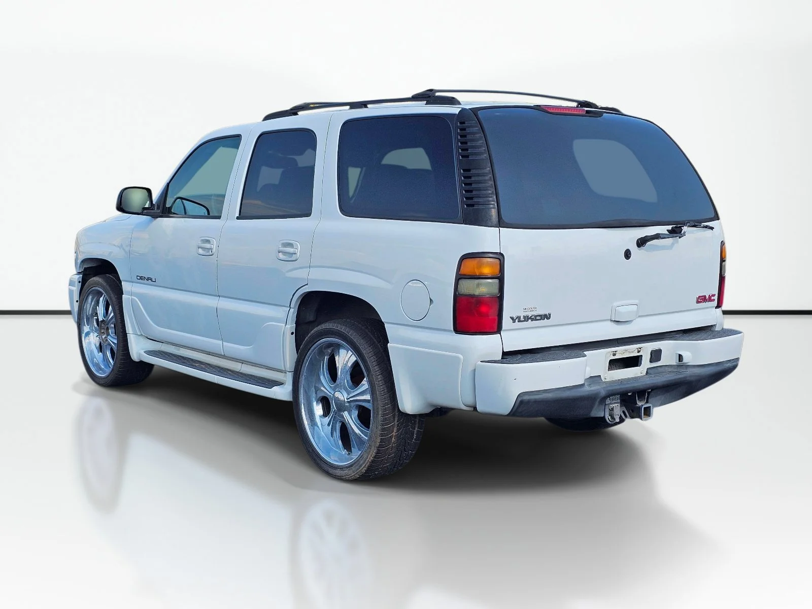 Used 2005 Summit White GMC Denali image 13