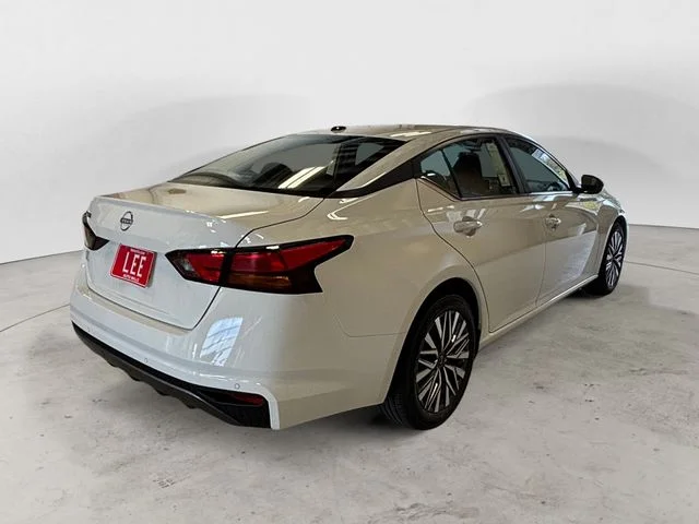 New 2026 White Nissan 2.5 SV image 5
