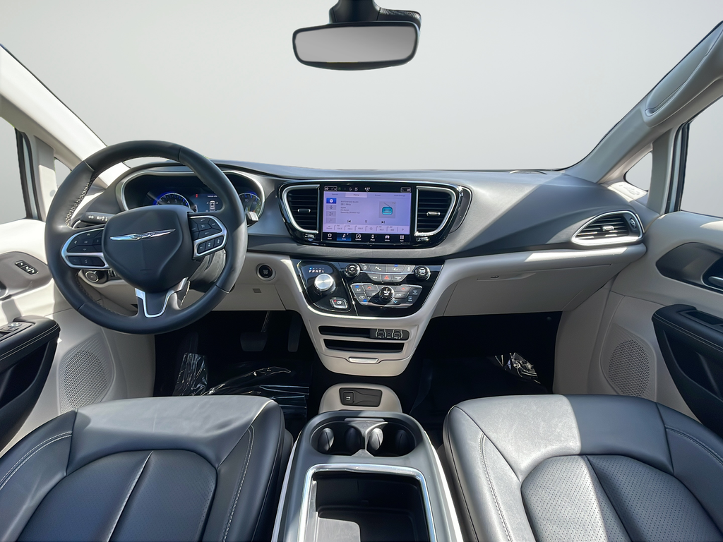 Used 2024 Silver Chrysler Touring L image 9