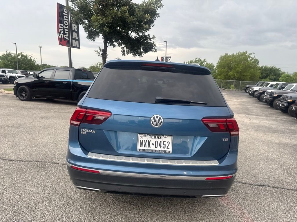 Used 2018 Blue Volkswagen 2.0T SEL Premium image 29
