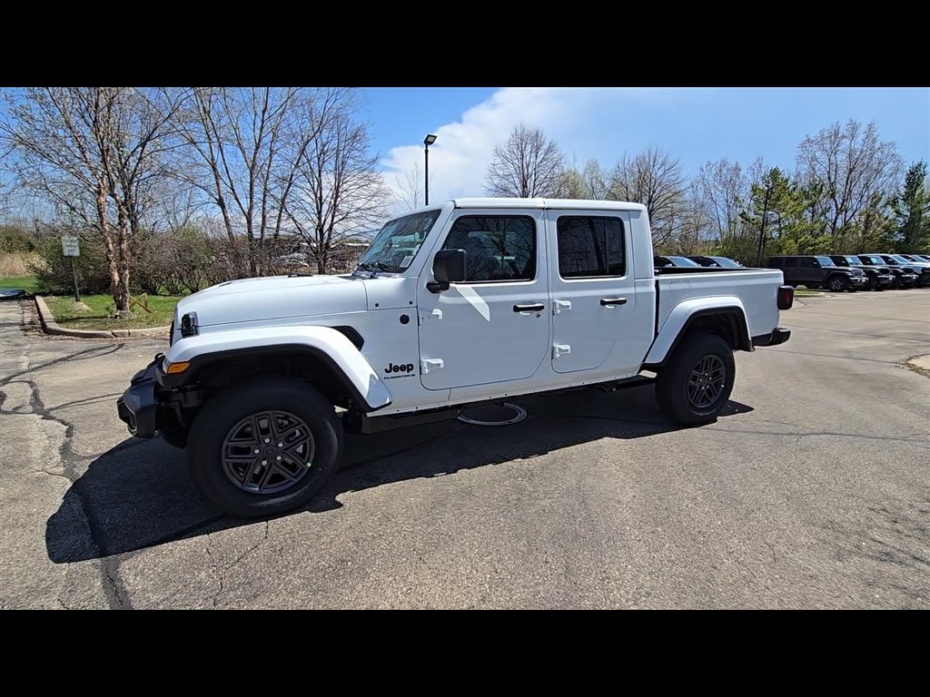 New 2026 Bright White Clear-Coat Exterior Paint Jeep Sport S image 5