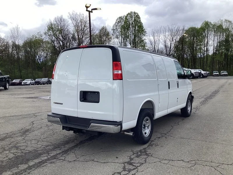New 2026 Summit White Chevrolet WT image 7