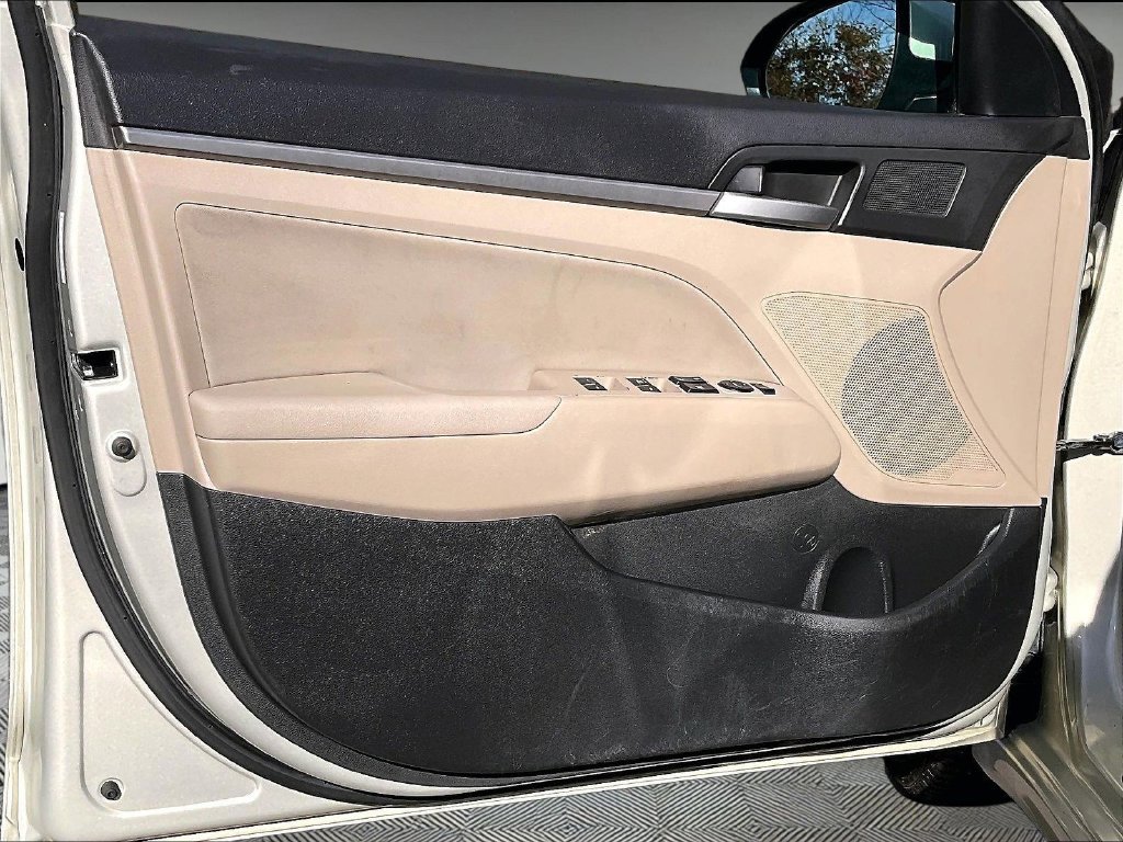 Used 2017 Beige Hyundai SE image 9