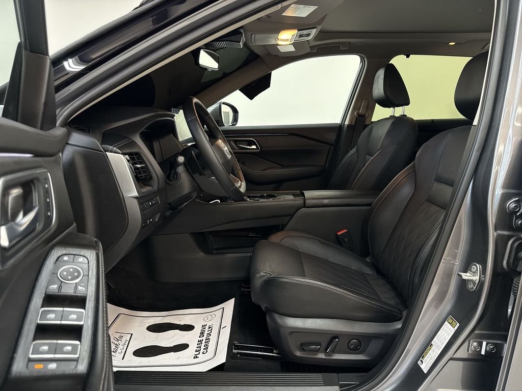 Certified Used 2025 Gun Metallic Nissan Platinum image 12