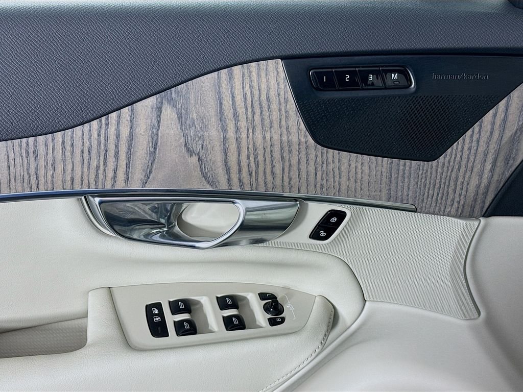 Used 2023 Black Volvo B6 Plus 6-Seater image 19