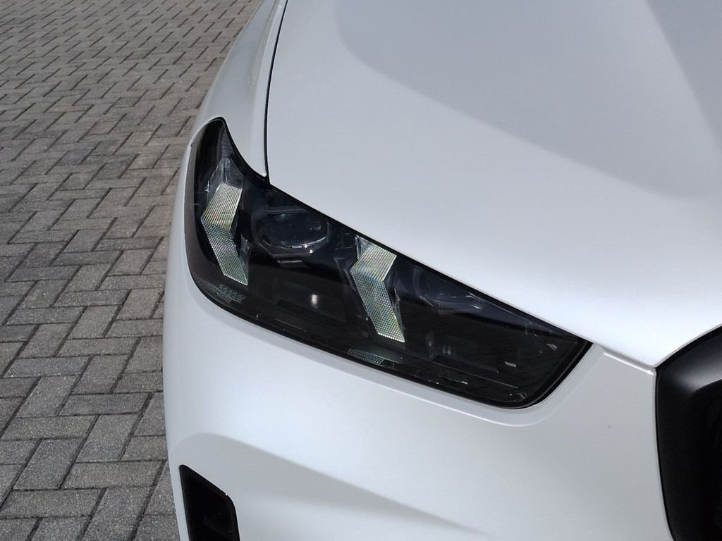 New 2026 White Metallic BMW xDrive40i image 10