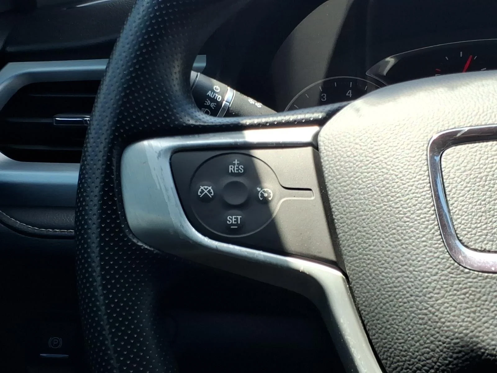 Used 2021 WHITE GMC SLE image 26