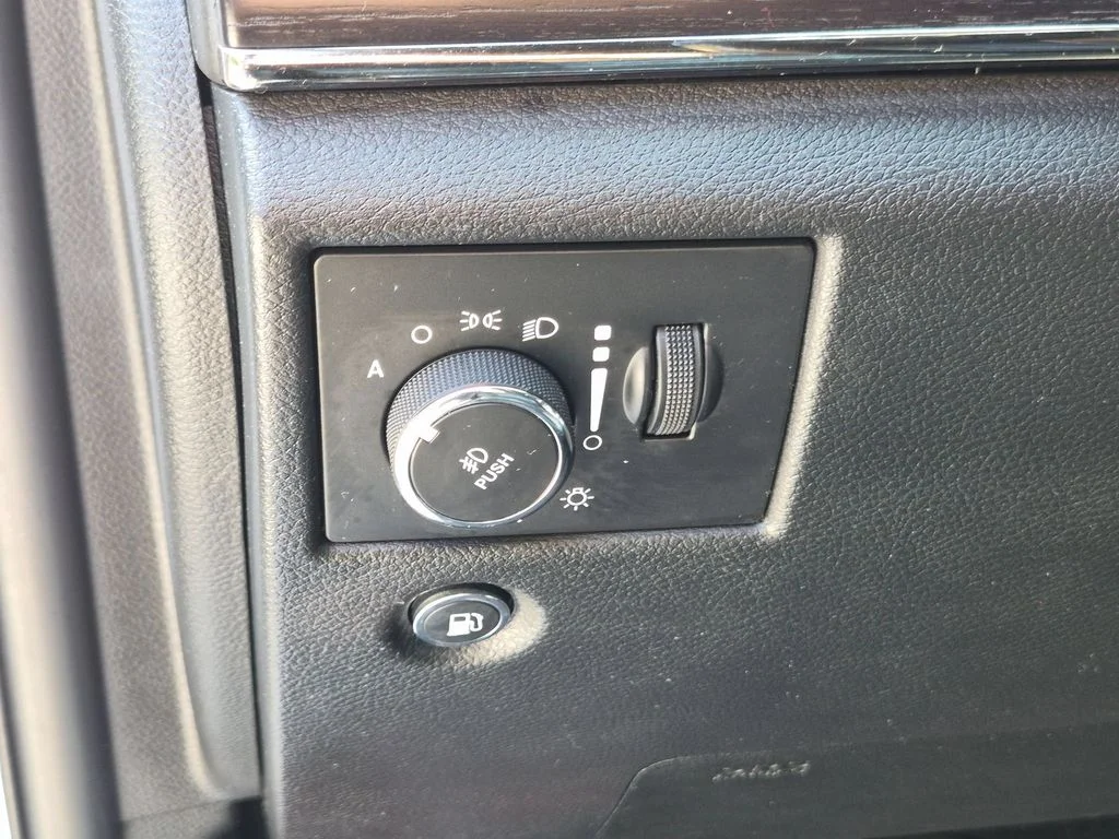 Used 2020 White Jeep High Altitude image 17