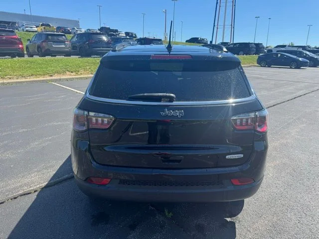 Used 2022 Black Jeep Latitude image 4