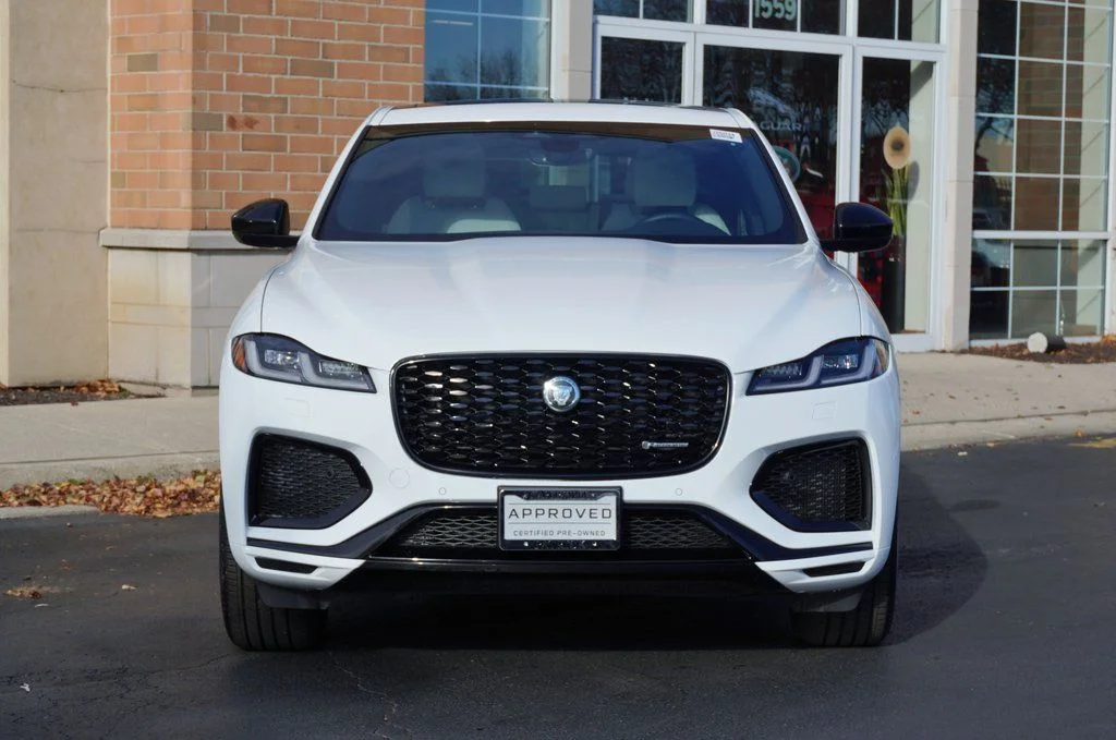 Used 2025 White Jaguar P400 R-Dynamic S image 3