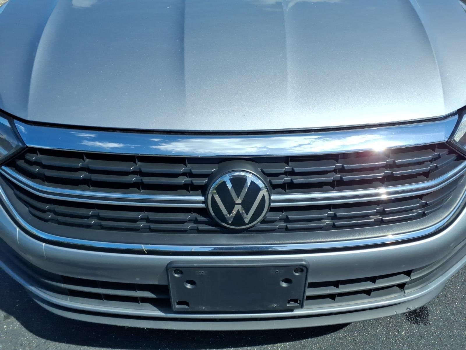 Used 2023 Pyrite Silver Metallic Volkswagen SE image 13