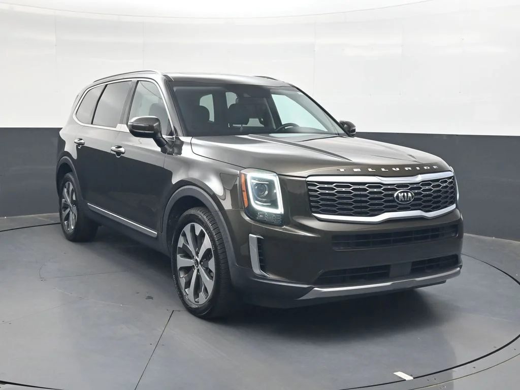 Used 2021 Green Kia S image 2