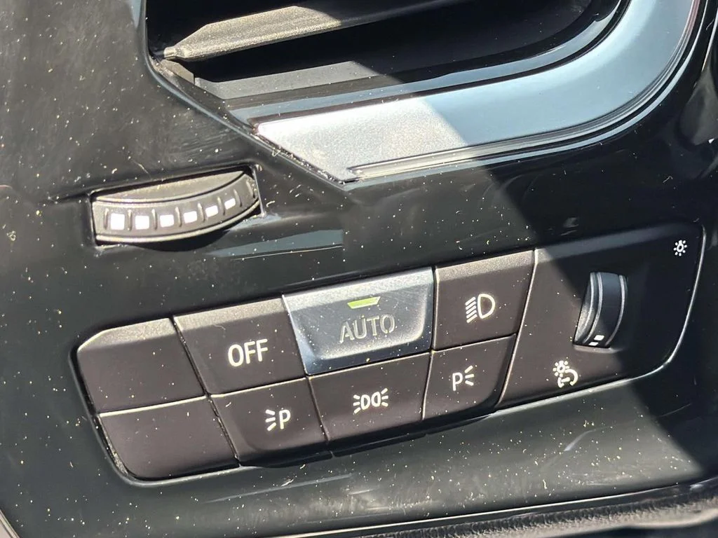 Used 2020 Black Sapphire Metallic BMW sDrive30i image 29