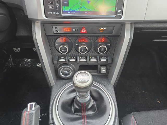 Used 2013 White Subaru Limited image 25
