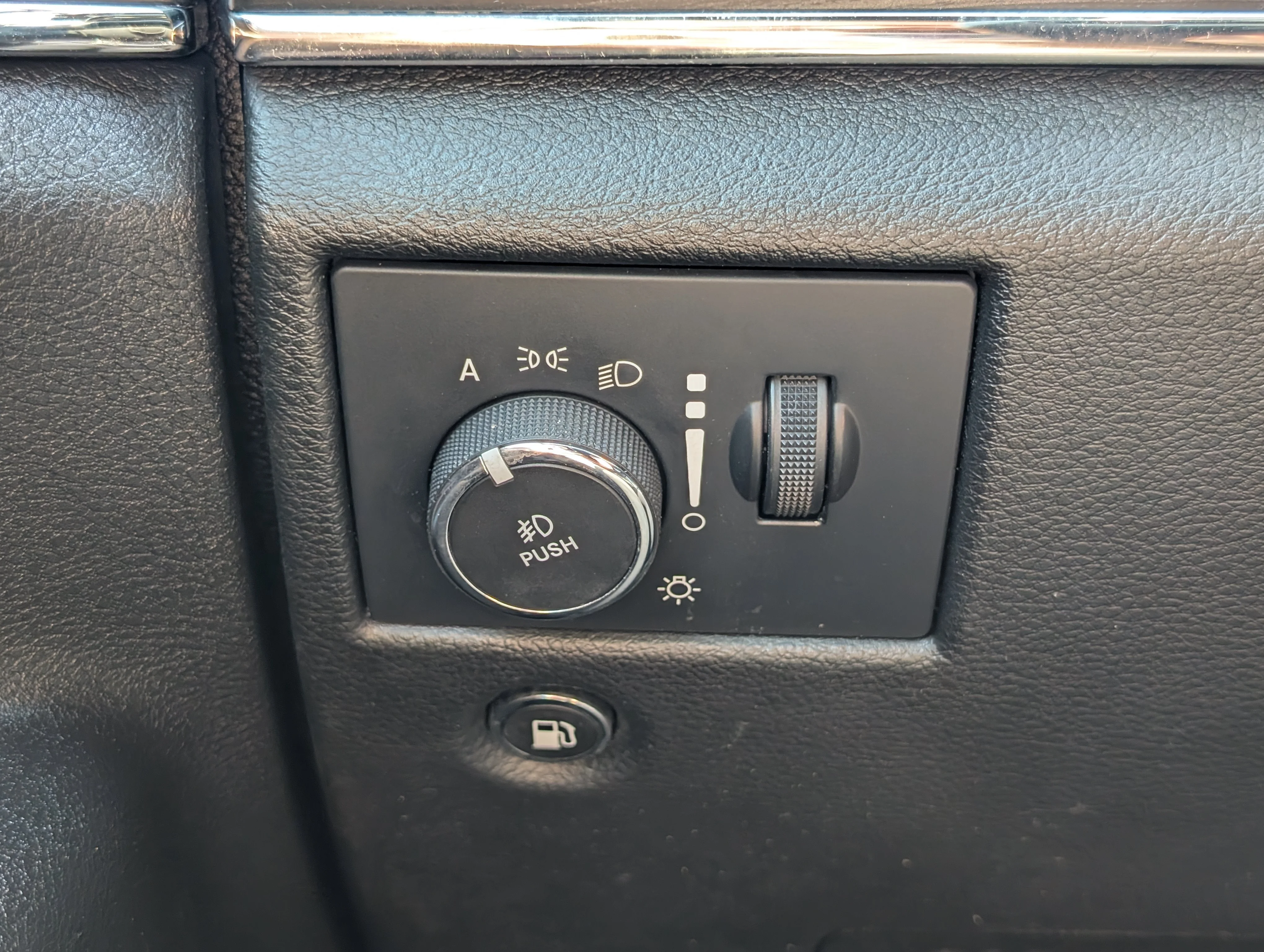 Used 2022 Diamond Black Crystal Pearlcoat Jeep Limited image 26