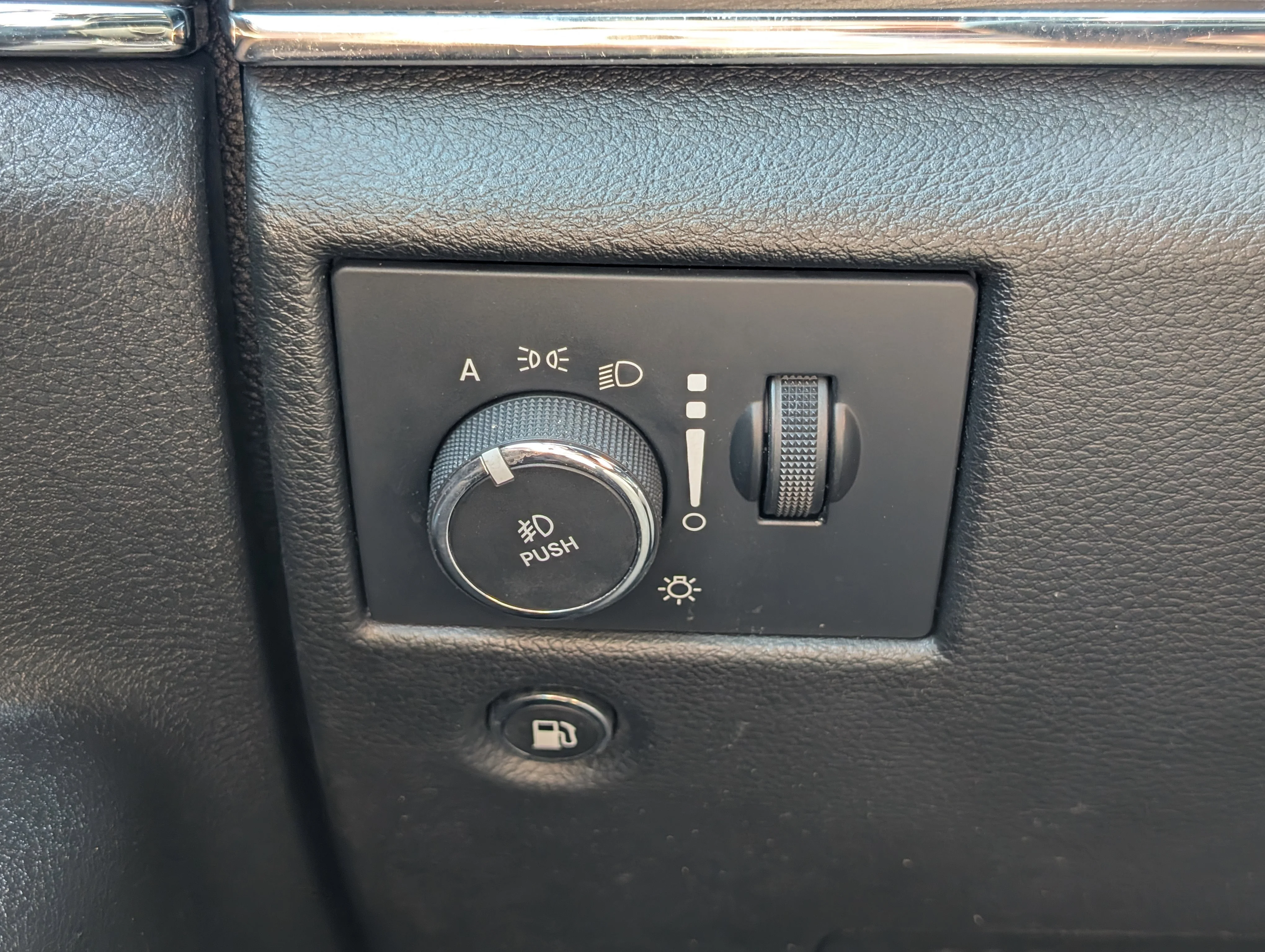 Used 2022 Diamond Black Crystal Pearlcoat Jeep Limited image 26