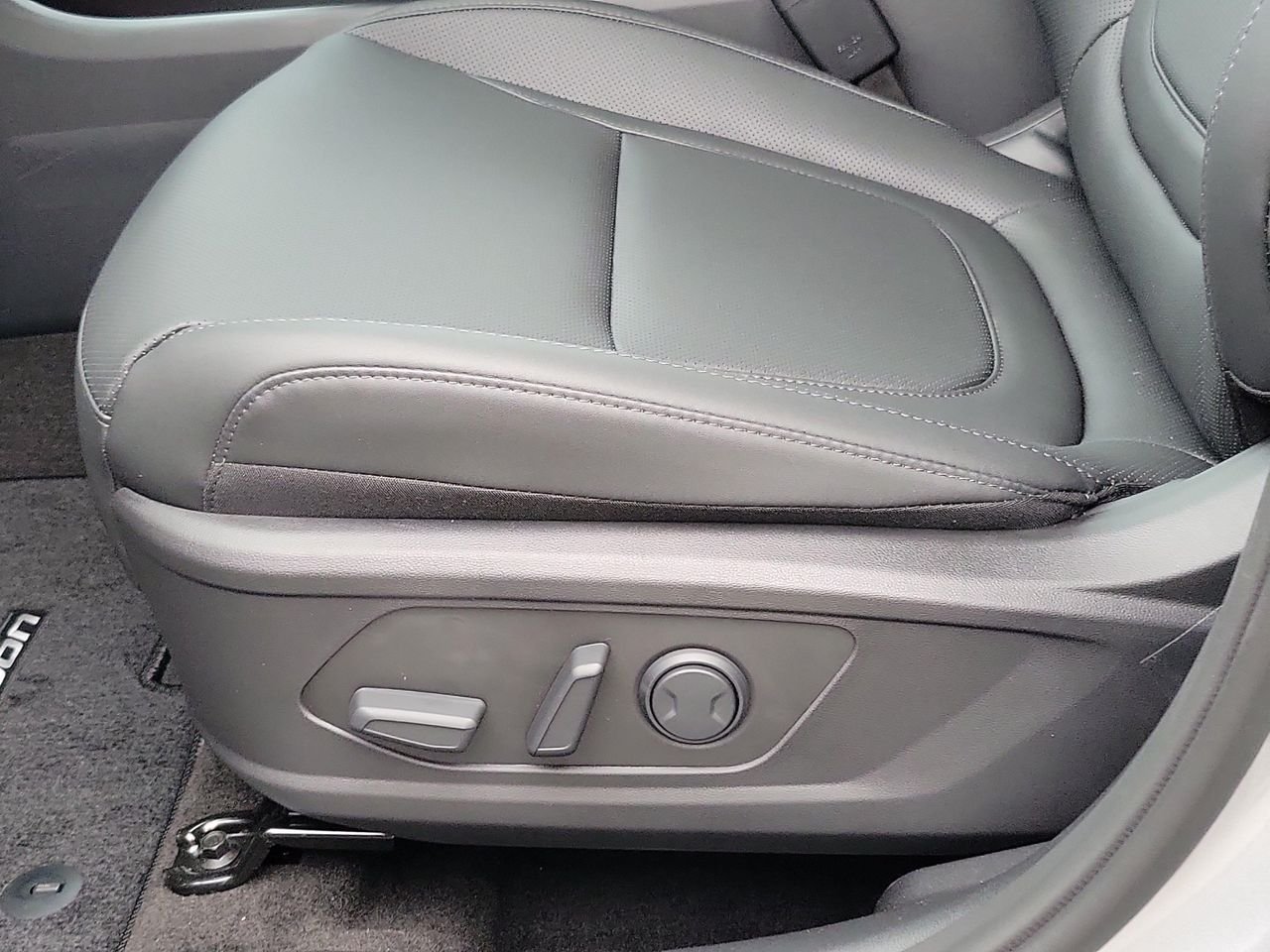 New 2026 Shimmering Silver Hyundai SEL Convenience image 16