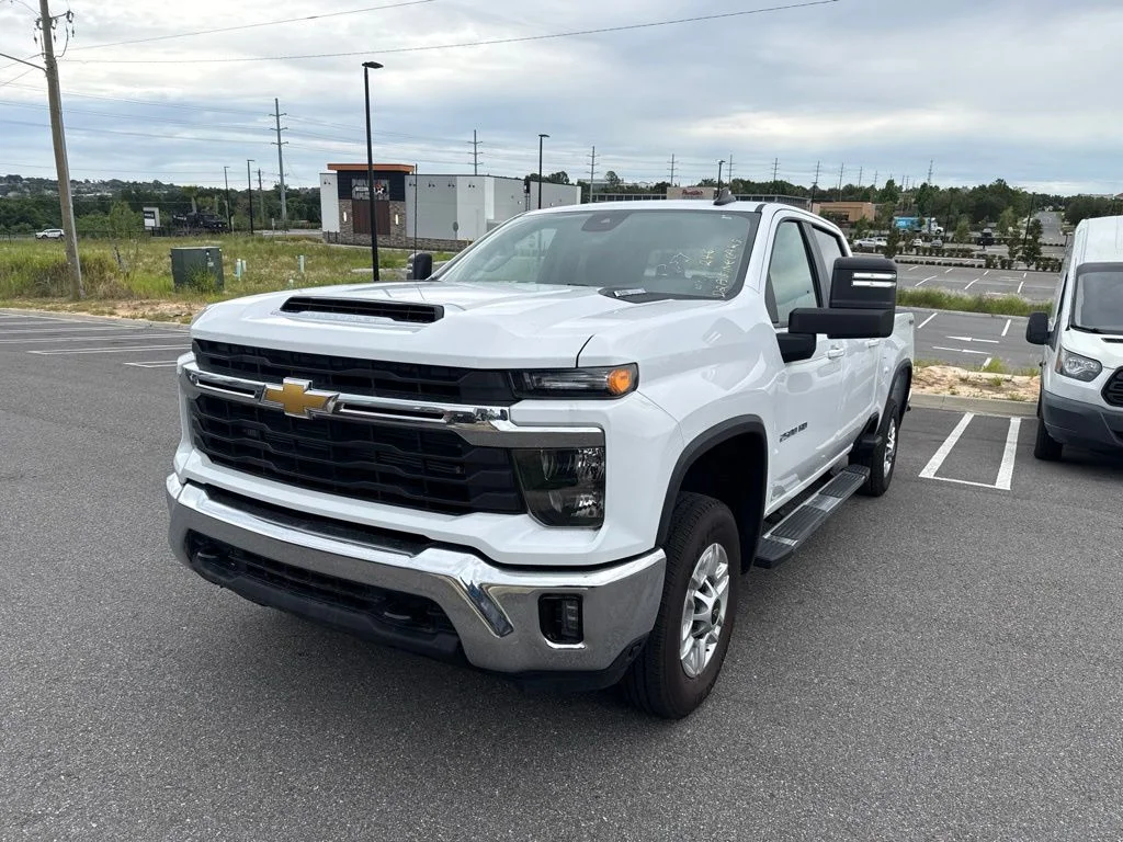 Used 2025 White Chevrolet LT image 5