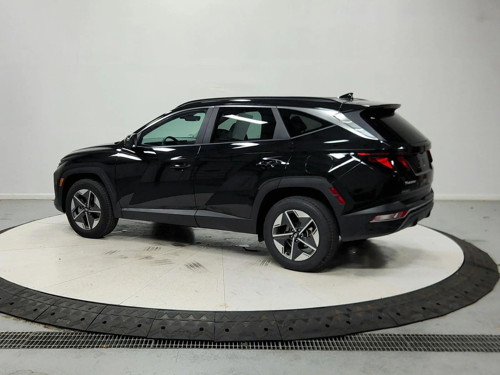 Used 2025 Phantom Black Hyundai SEL image 6