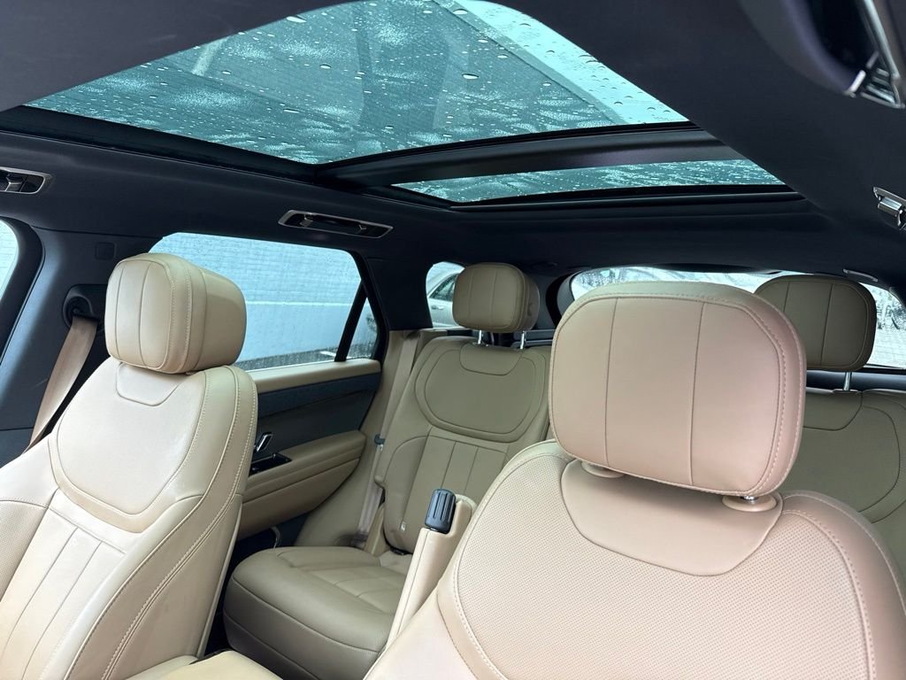 Used 2024 White Land Rover SE image 15