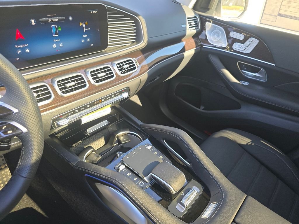 New 2026 MANUFAKTUR Moonlight White Metallic Mercedes-Benz GLS 450 image 32