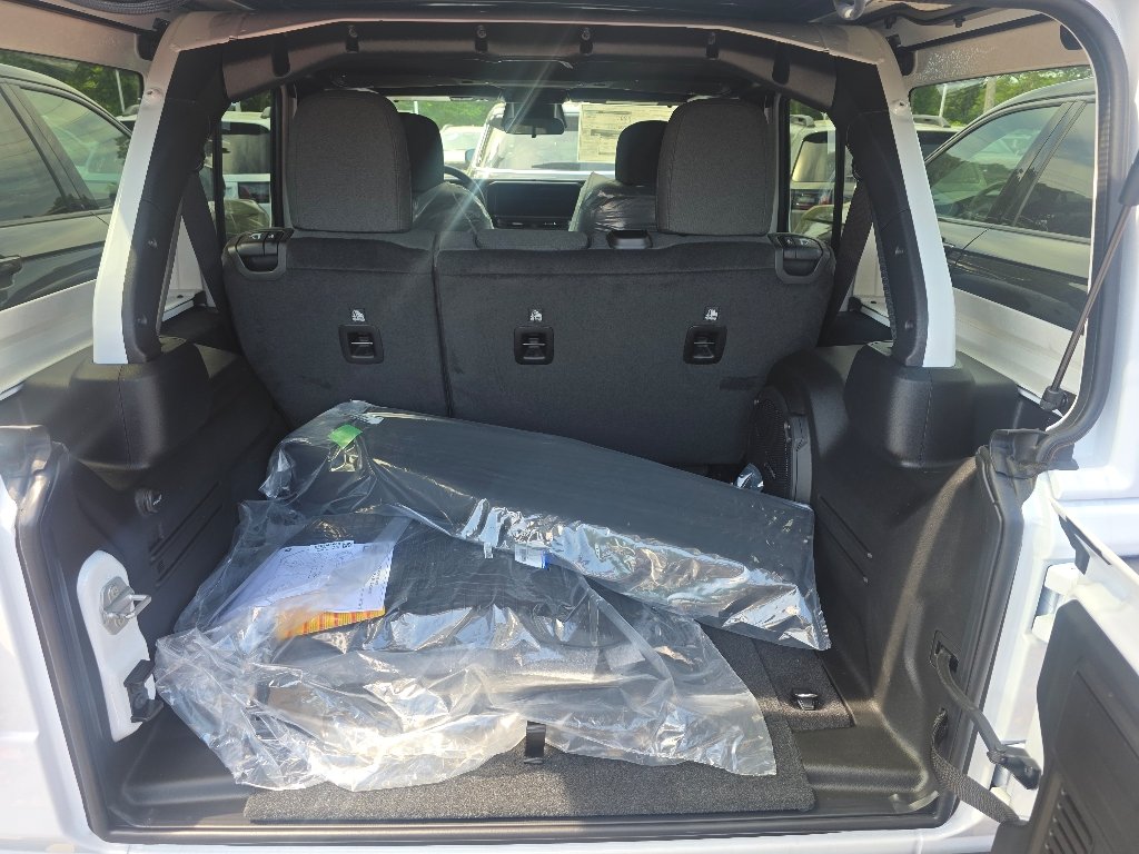 New 2026 Bright White Clear-Coat Exterior Paint Jeep Sport S image 4