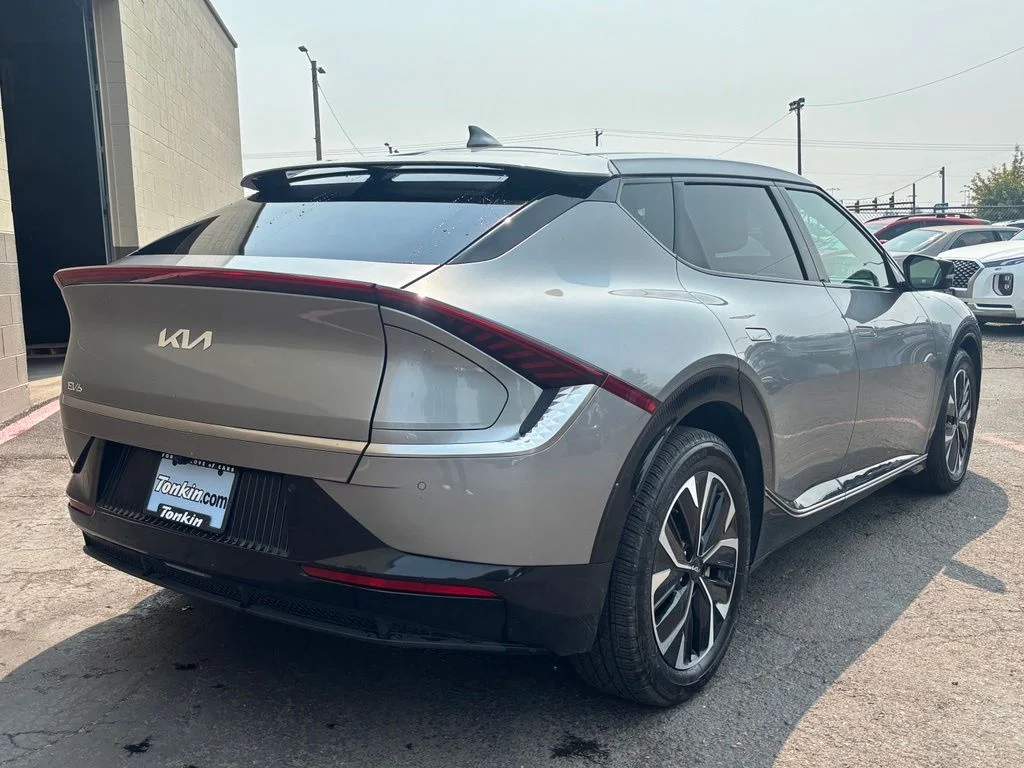 Used 2024 Steel Gray Kia Wind image 5