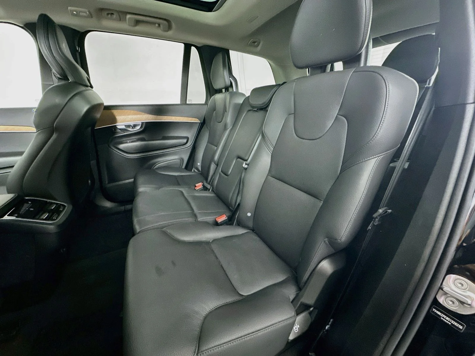 Used 2025 Onyx Black Metallic Volvo B6 Plus 7-Seater image 25