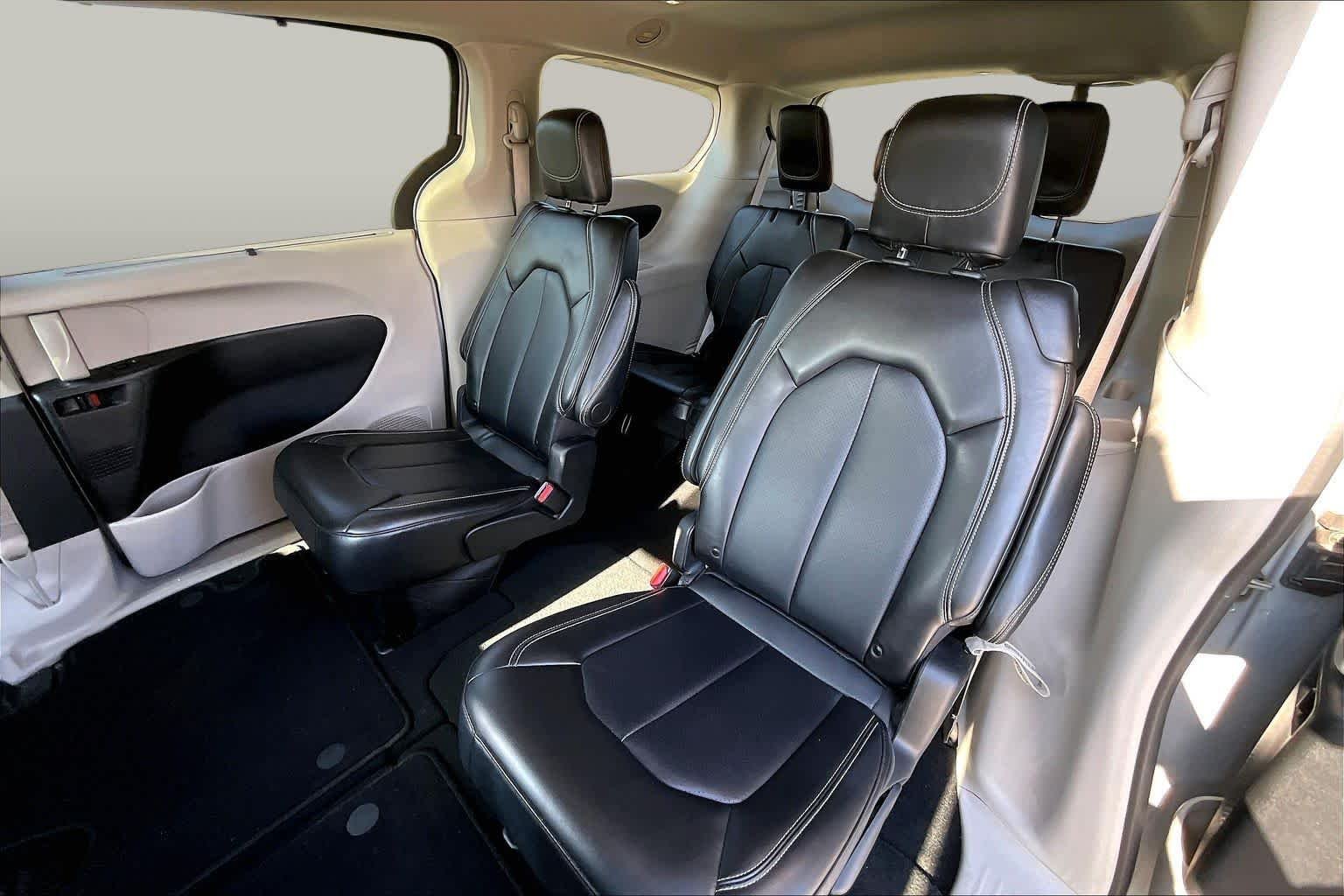 Used 2024 Silver Mist Clearcoat Chrysler Touring L image 18