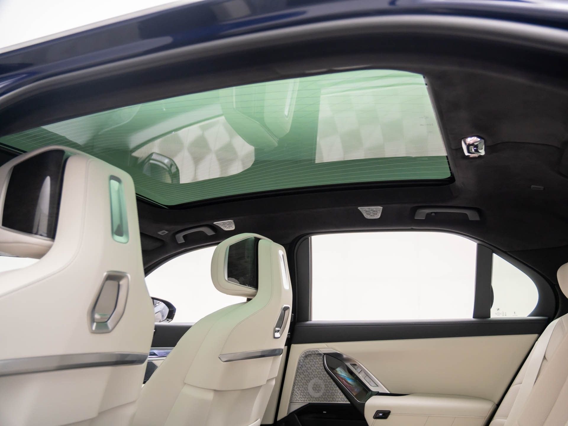 New 2026 Tanzanite Blue II Metallic BMW 750e xDrive image 22