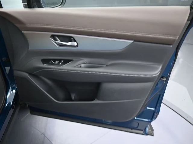 Used 2025 Blue Nissan Platinum image 11