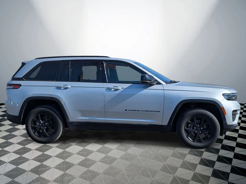 Used 2025 Silver Jeep Altitude image 6