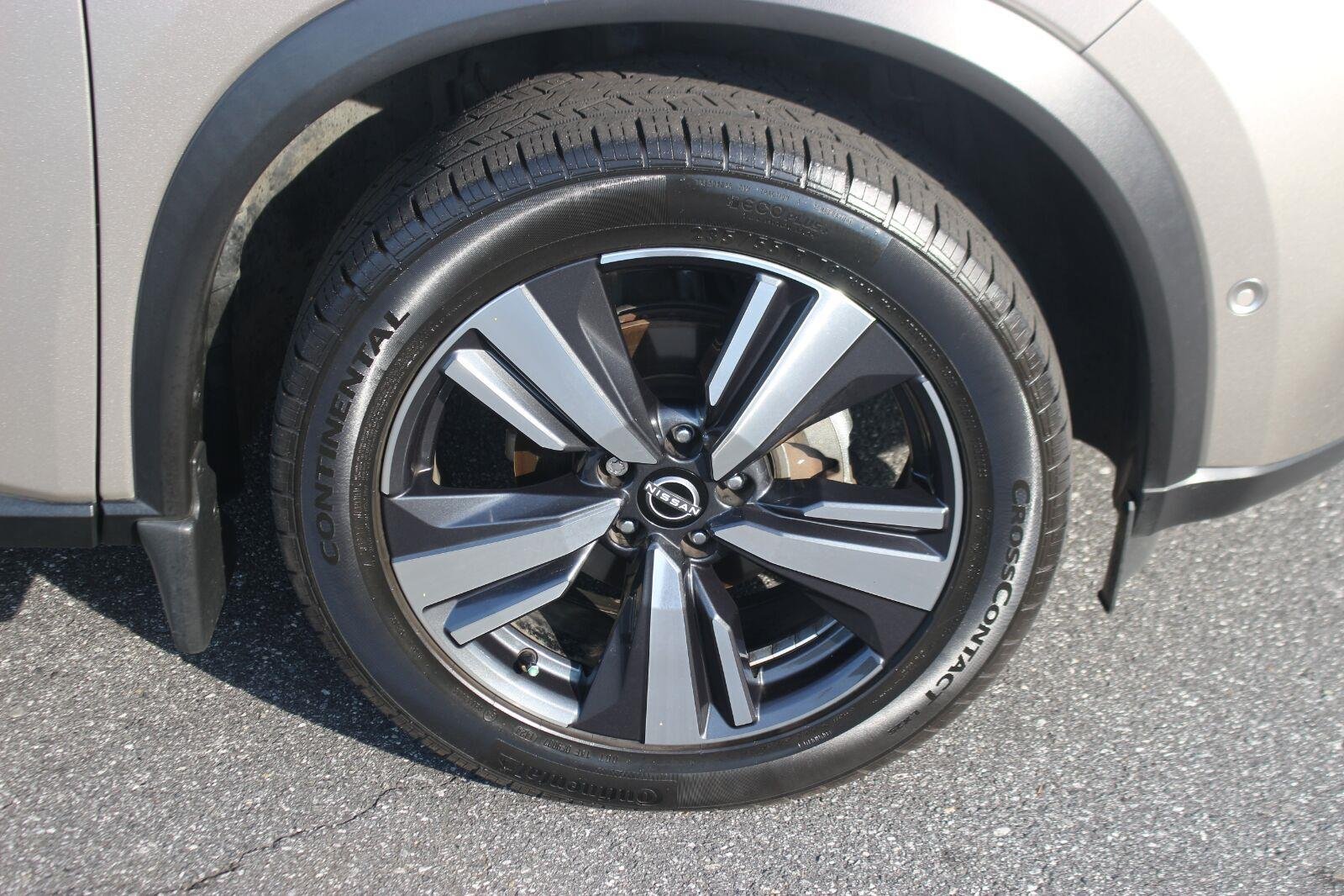 Used 2022 Gold Nissan Platinum image 38