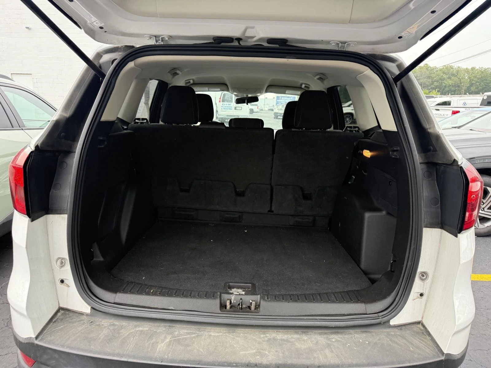 Used 2019 Wh Ford SE image 6