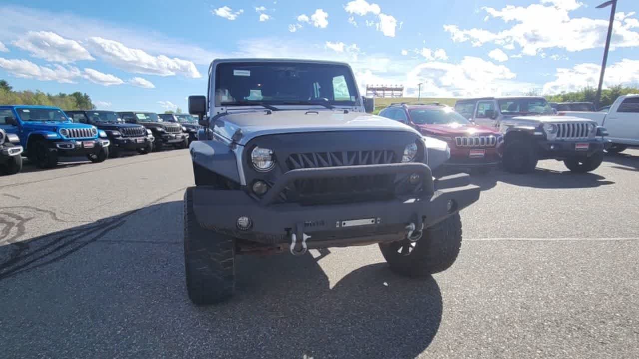Used 2016 Silver Jeep Sahara image 3