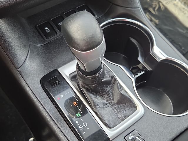 Used 2019 White Toyota XLE image 22