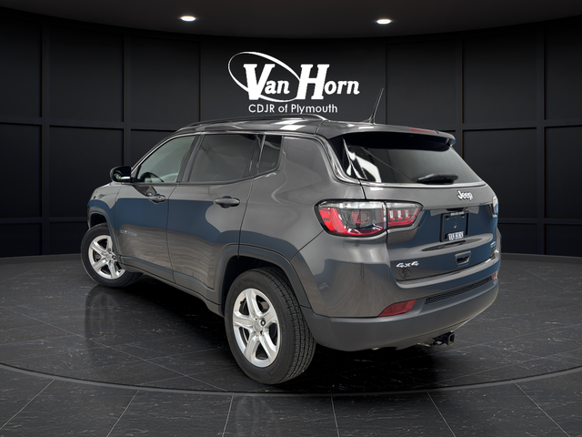Used 2023 Granite Crystal Metallic Clearcoat Jeep Latitude image 5