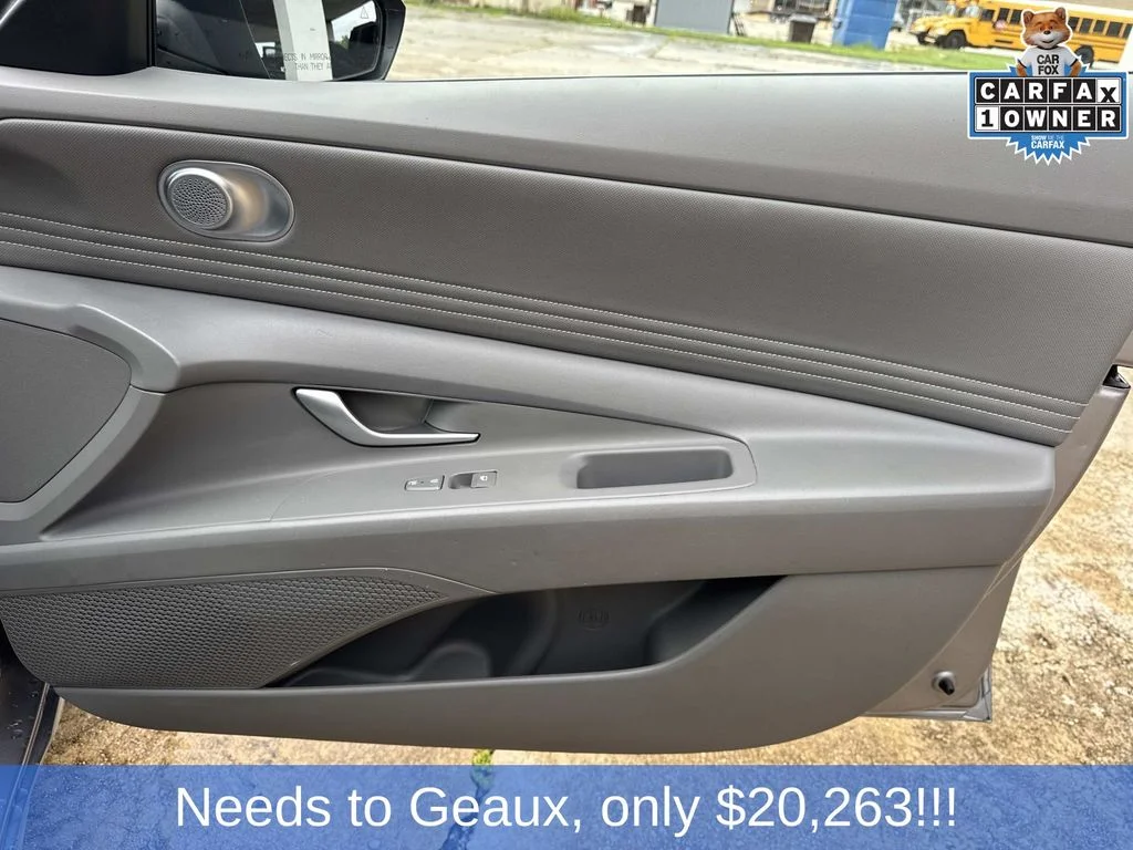 Used 2025 Silver Hyundai SEL Convenience image 26