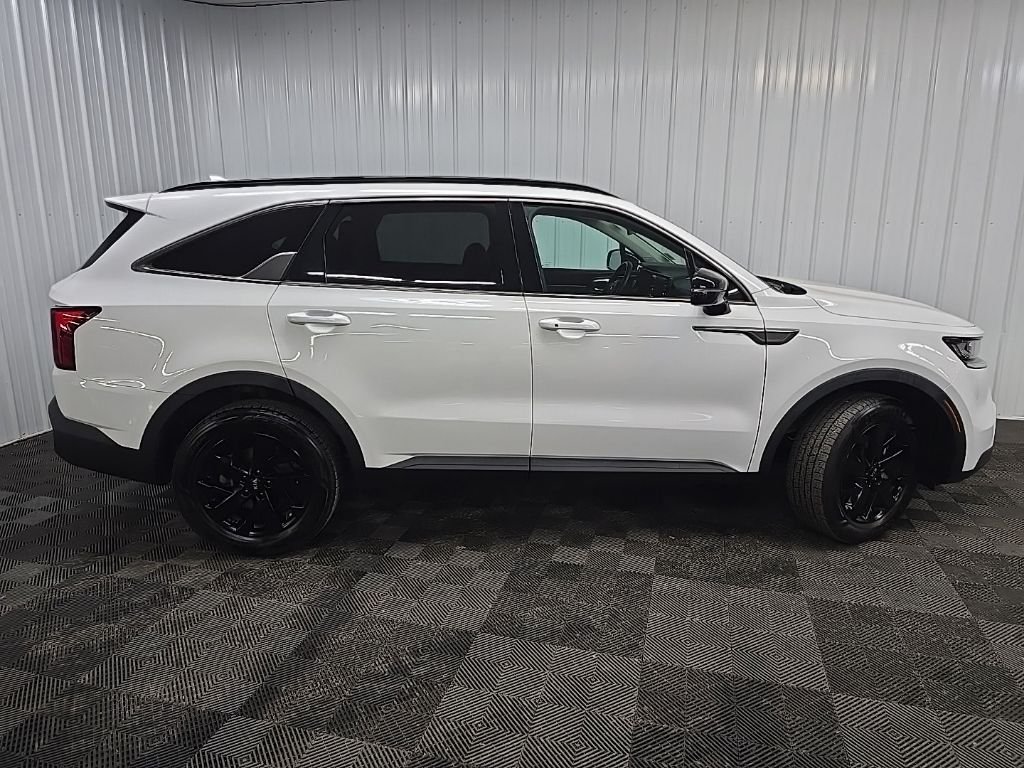 Used 2021 White Kia S image 2
