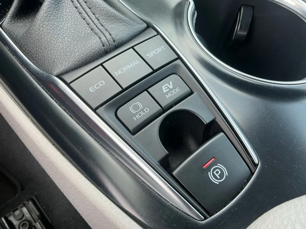Used 2020 Beige Toyota XLE image 38