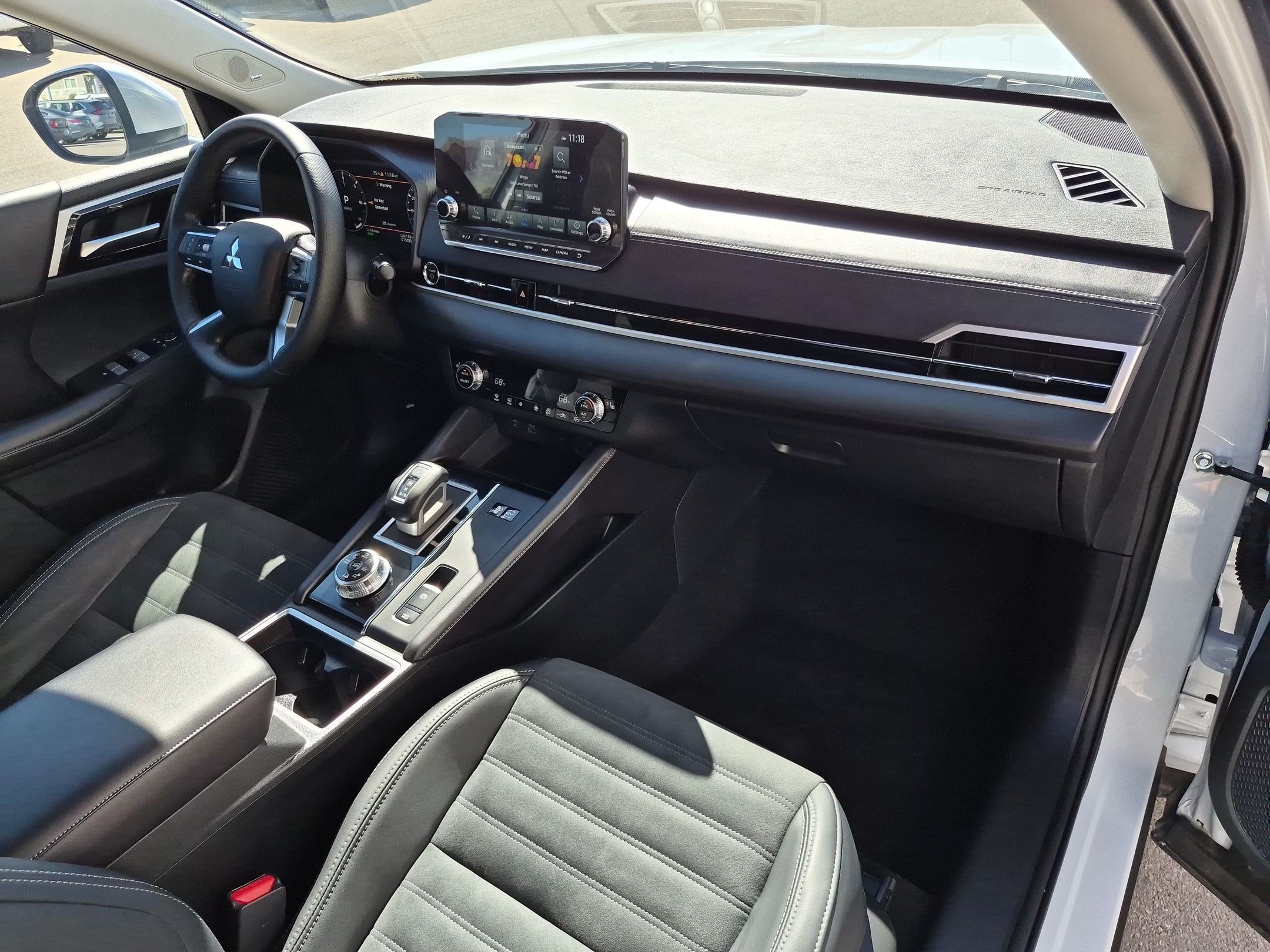 Used 2025 White Mitsubishi SE image 33