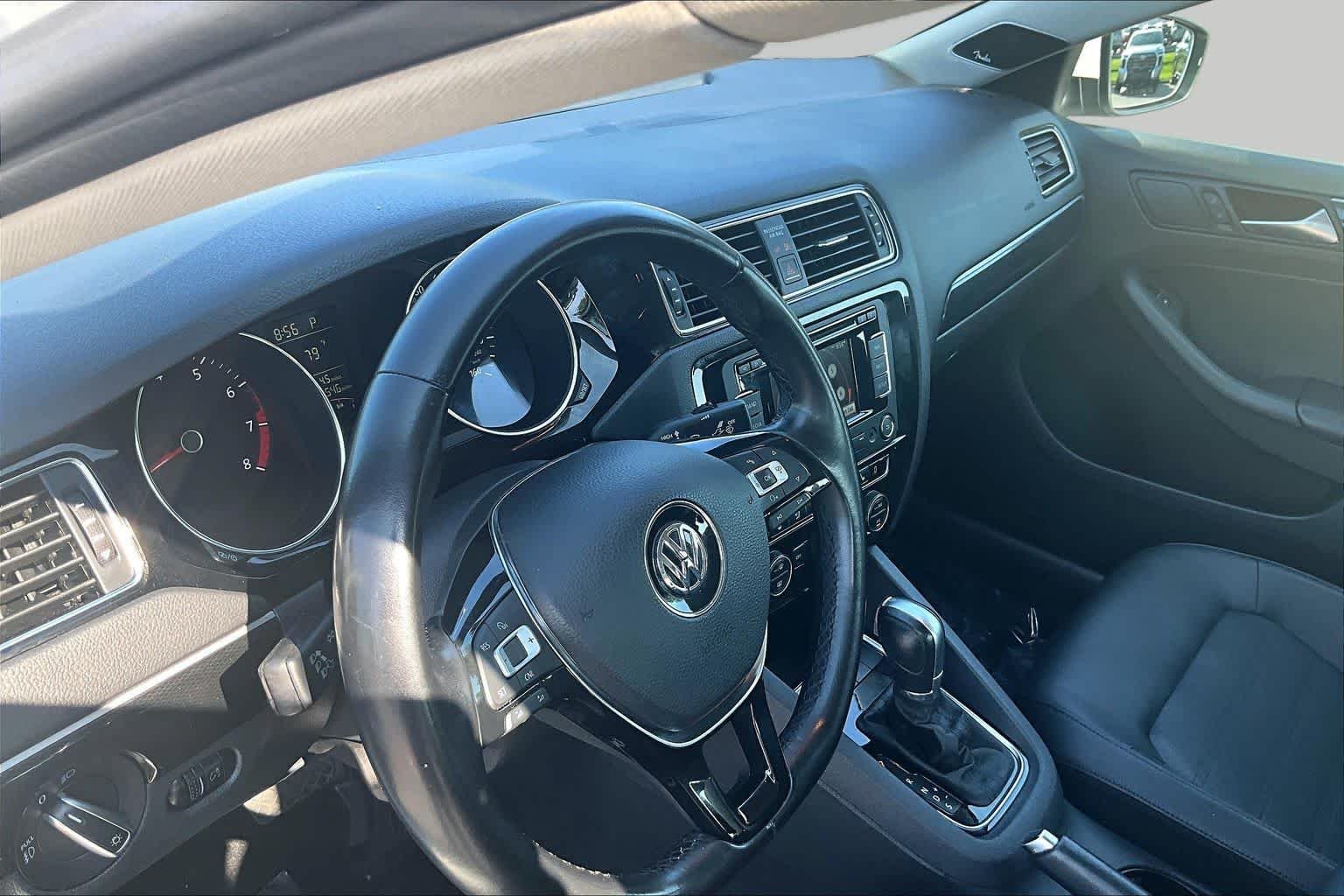Used 2015  Volkswagen 1.8T SEL image 18