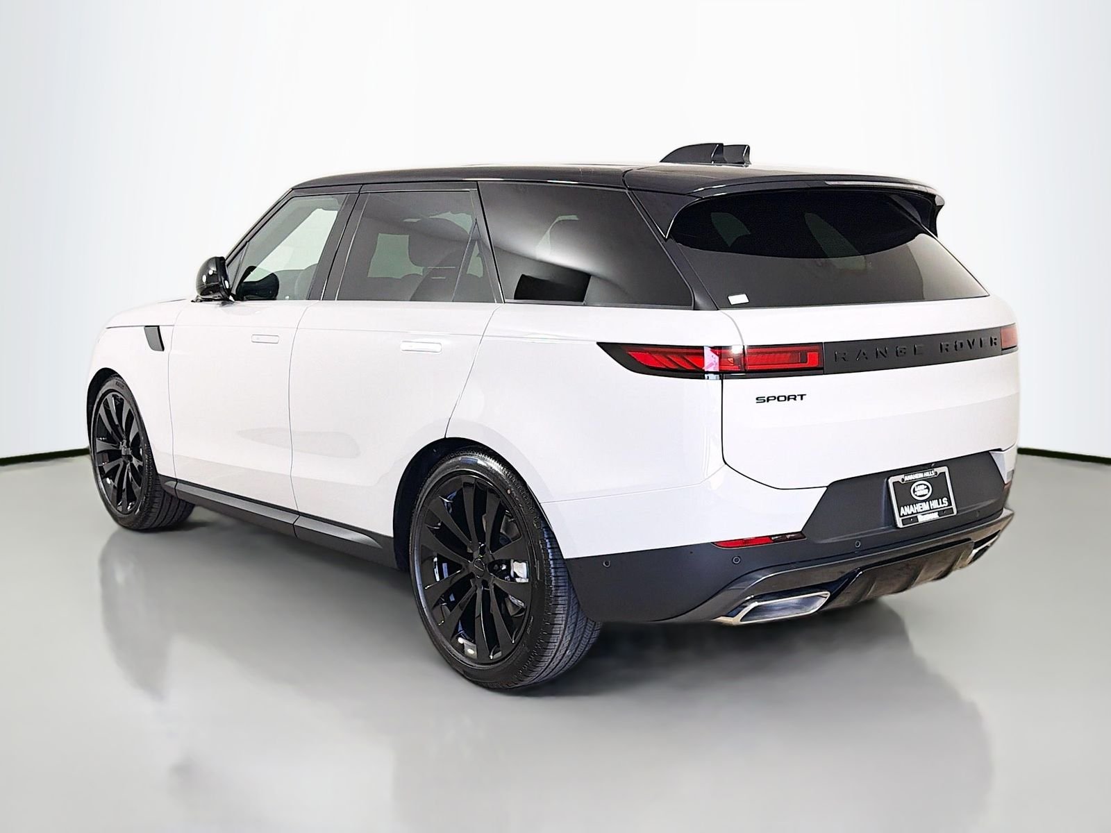 New 2026 Borasco Grey Land Rover SE image 3