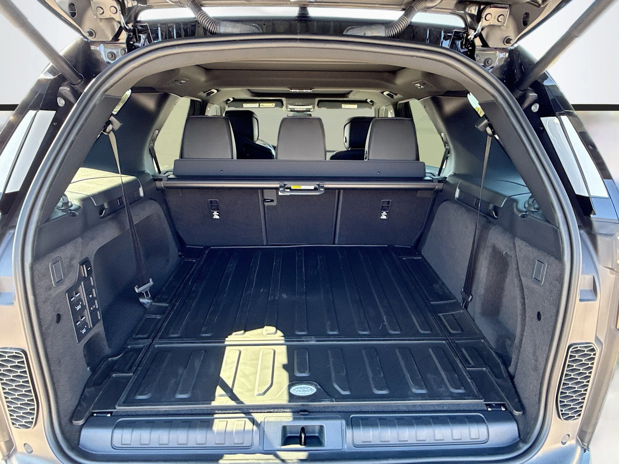 New 2026 Charente Grey Land Rover Dynamic SE image 12