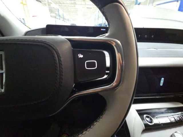Used 2025 White Metallic Lincoln Reserve image 21
