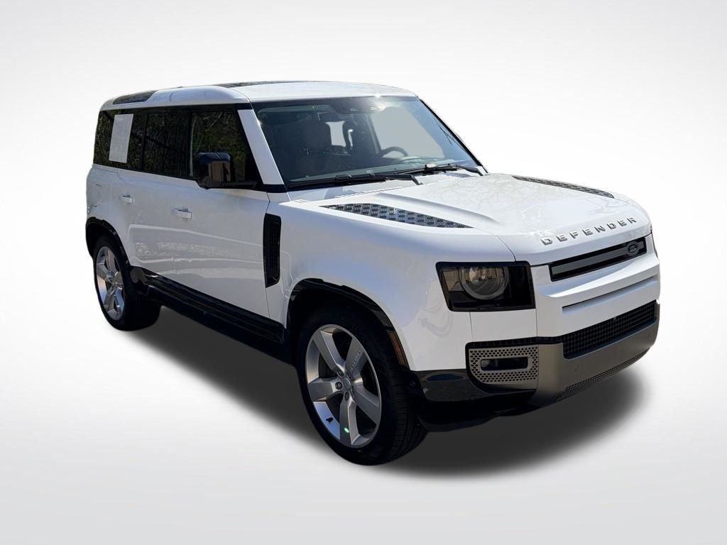 New 2025 White Land Rover X-Dynamic SE image 3